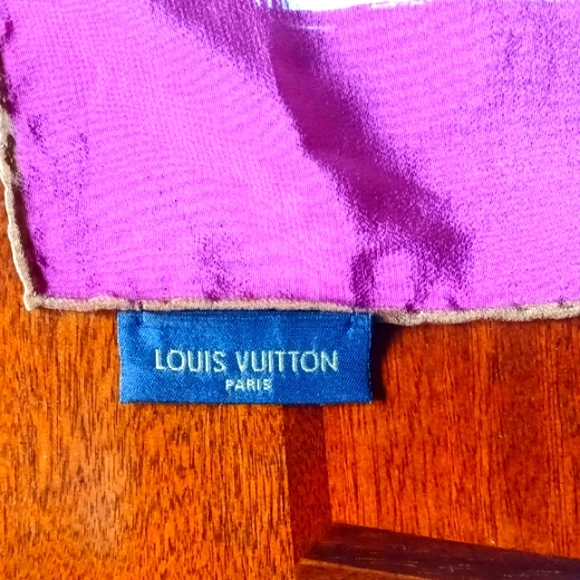 NWOT Louis Vuitton Silk Square - Picture 9 of 9